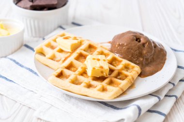 Çikolatalı dondurma waffle ile