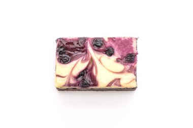 yaban mersini peynir kek beyaz arka plan üzerinde