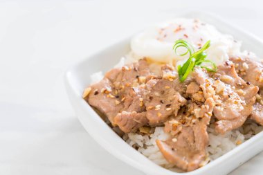 yumurta ile tepesinde pirinç Sarımsak soslu tavada kızartılmış domuz eti