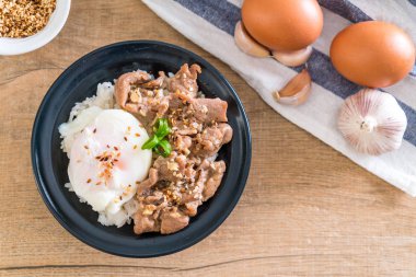 yumurta ile tepesinde pirinç Sarımsak soslu tavada kızartılmış domuz eti