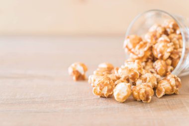 Patlamış Mısır ile karamel