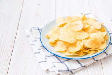 patates cipsi plaka üzerinde