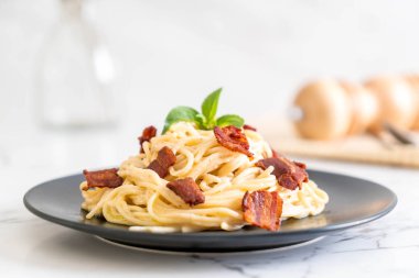 Spagetti krem peynir pastırma ile