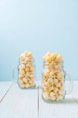 Ahşap üzerine tatlı patlamış mısır