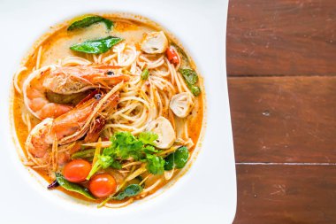 karides acılı spagetti (tom yum kung)