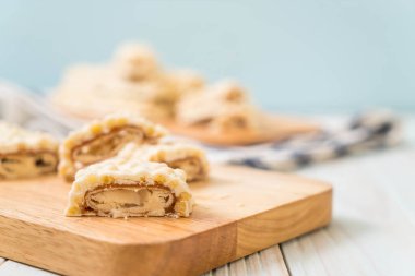 beyaz çikolata karamel ve gevrek gevrek bar ile