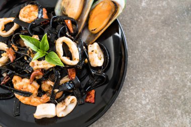 siyah spagetti veya deniz ürünleri ile makarna