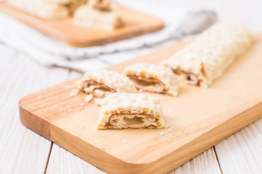 beyaz çikolata karamel ve gevrek gevrek bar ile