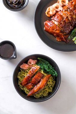 sebze erişte ile kızarmış ördek