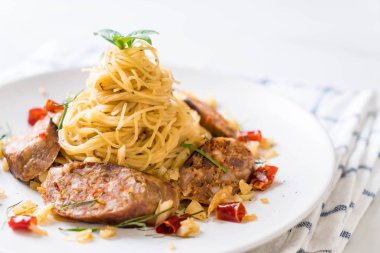 Sai Aua (Notrhern Tay baharatlı sucuk ile tavada kızartılmış spagetti)
