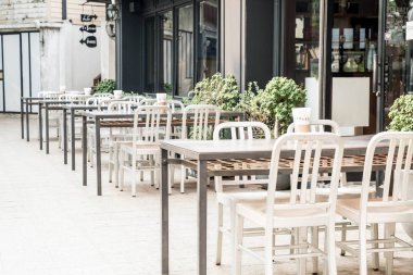 boş ahşap masa ve sandalye Açık Restoran