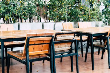 boş ahşap masa ve sandalye Açık Restoran
