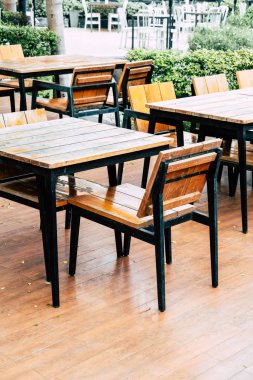 boş ahşap masa ve sandalye Açık Restoran