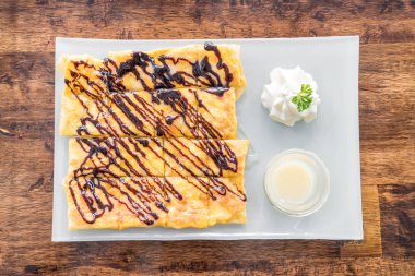 roti çikolata sos ile