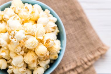 Ahşap üzerine tatlı patlamış mısır