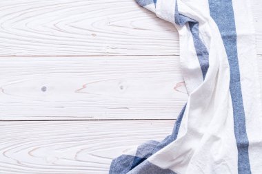 ahşap arka plan üzerinde mutfak bezi (peçete)