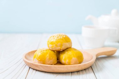 Çin böreği veya moon kek mung fasulye ezmesi ve tuz ile doldurulmuş