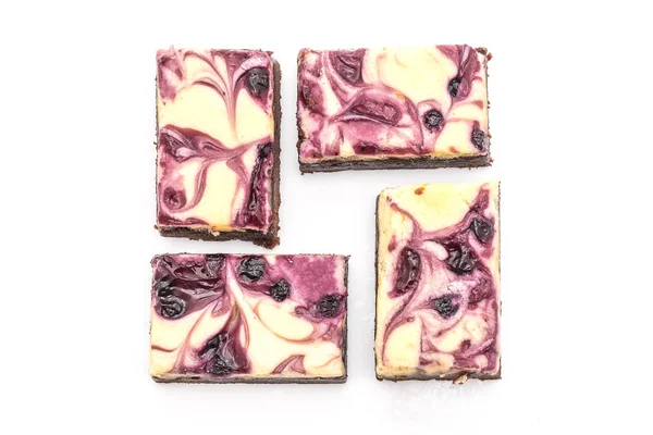 Blueberry cheese brownies op witte achtergrond — Stockfoto