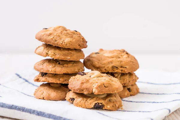 cookies with raisin and cashew nuts