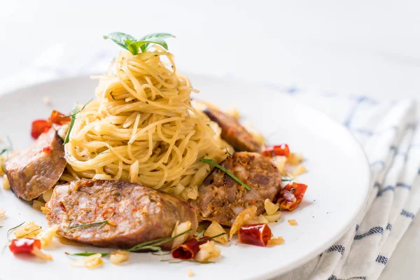 Sai Aua (Notrhern Tay baharatlı sucuk ile tavada kızartılmış spagetti)