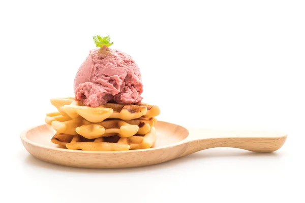 Клубничный мороженое с вафлями — стоковое фото