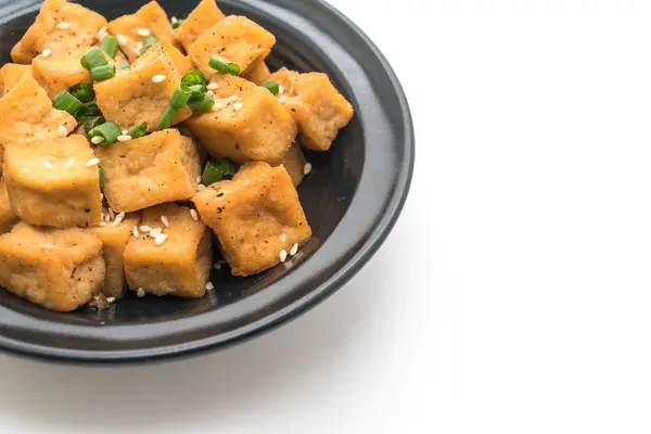 Смажений тофу в миску з кунжутом — стокове фото