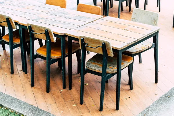 Mesa de madeira vazia e cadeira no restaurante ao ar livre — Fotografia de Stock