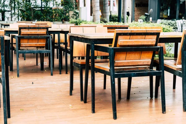 Mesa de madeira vazia e cadeira no restaurante ao ar livre — Fotografia de Stock