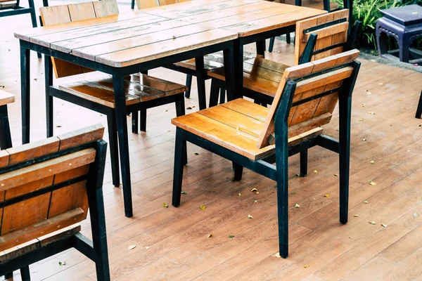 Lege houten tafel en stoel in openlucht restaurant — Stockfoto