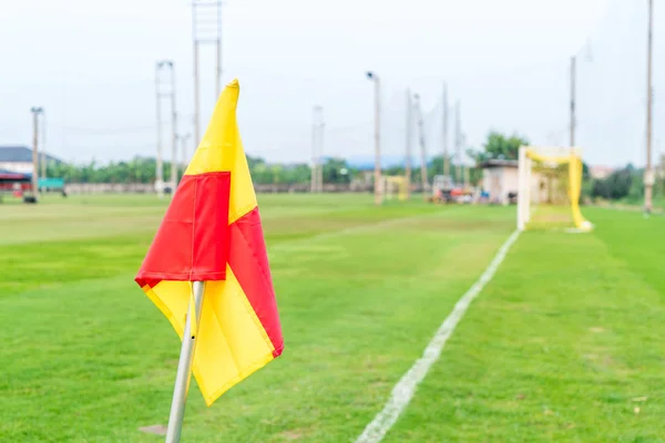 Bandera de esquina en el campo de fútbol verde — Foto de Stock