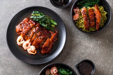 Kızarmış ördek masada.