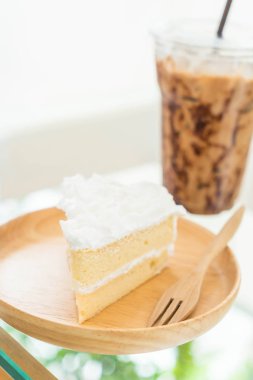 Hindistan cevizli pasta plaka üzerinde