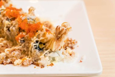 çıtır karidesli suşi roll