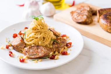 Sai Aua (Notrhern Tay baharatlı sucuk ile tavada kızartılmış spagetti)
