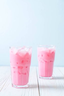 pembe çilek milkshake