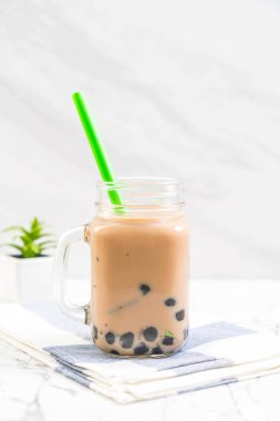 Köpüklü sütlü çay