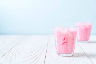 pembe çilek milkshake