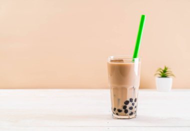 Köpüklü sütlü çay