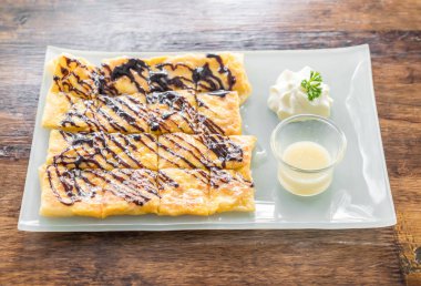 roti çikolata sos ile