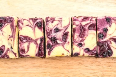 yaban mersini peynir kek beyaz arka plan üzerinde