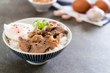 yumurta ile tepesinde pirinç Sarımsak soslu tavada kızartılmış domuz eti