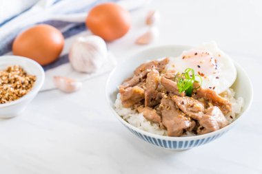 yumurta ile tepesinde pirinç Sarımsak soslu tavada kızartılmış domuz eti