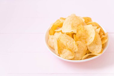 patates cipsi plaka üzerinde