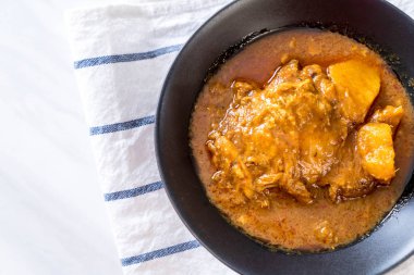 Şehriye ile tavuk Massaman köri hamur