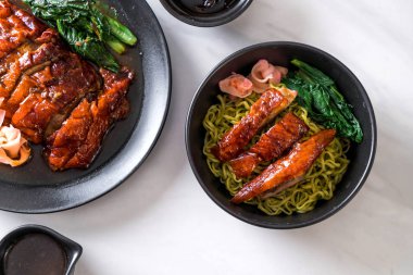 sebze erişte ile kızarmış ördek