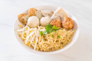 Balık topu bir kase erişte