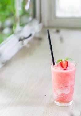 Çilekli yoğurt smoothies