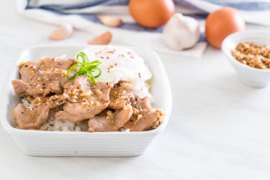 yumurta ile tepesinde pirinç Sarımsak soslu tavada kızartılmış domuz eti