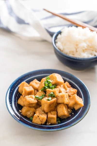 Smażone Tofu w misce z sezamem — Zdjęcie stockowe