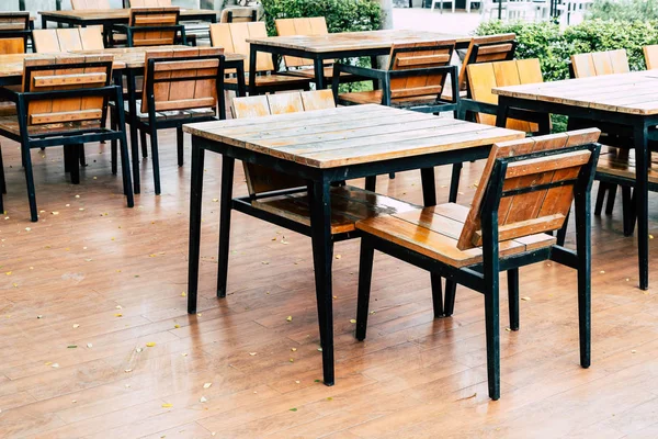 Mesa de madera vacía y silla en el restaurante al aire libre — Foto de Stock